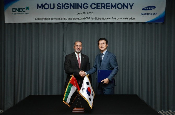 지난 29일 오세철 삼성물산 대표(사진 오른쪽)와 모하메드 알 하마디(Mohamed Al Hammadi) UAE원자력공사(Emirates Nuclear Energy Company) CEO가 서울 송파구 소피텔 앰배서더 호텔에서 글로벌 원자력 발전 사업 개발과 투자를 추진하기 위한 업무협약을 체결하고 기념촬영을 하고 있다. 사진=삼성물산 건설부문
