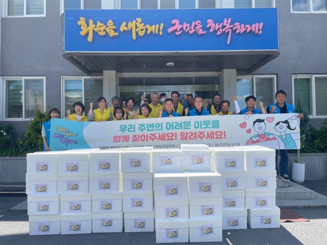 청풍면 지역사회보장협의체가 물김치 나눔 행사를 하고 있다. / 전남 화순군=제공