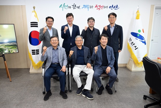 이민근 안산시장(뒷줄 왼쪽 두번 째)이 지난 29일 관내 기업인을 초청해 간담회를 열고 함께 기념촬영을 하고 있다. 사진=안산시 