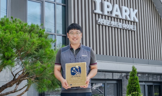 HDC현대산업개발은 서울 서대문구에 건설한 서대문 센트럴 아이파크가 홈네트워크건물인증 AAA등급을 획득했다고 30일 밝혔다. HDC현대산업개발 관계자가 서울 서대문구 서대문 센트럴 아이파크에서 홈네트워크 건물 인증 패를 들고 기념촬영을 하는 모습. 사진=HDC현대산업개발