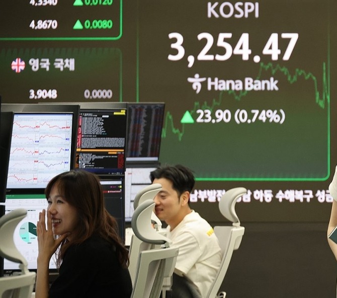 30일 서울 하나은행 본점 딜링룸에서 딜러들이 업무를 보고 있다. 사진=연합뉴스
