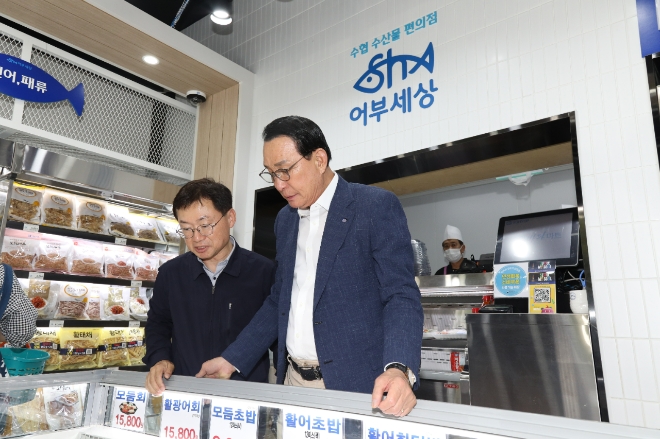 노동진(오른쪽) 수협중앙회장이 30일 서울 송파구 어부세상 개롱역점을 찾아 운영 현황을 점검하고 있다. 사진=수협중앙회 