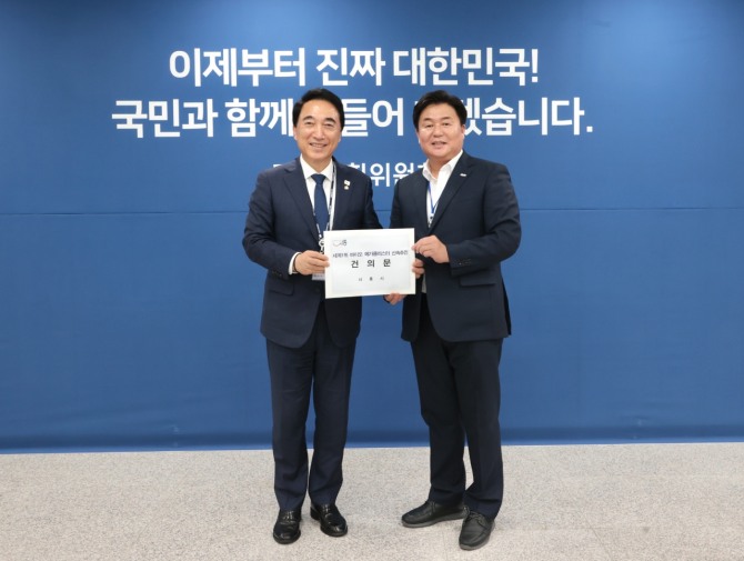 임병택 시흥시장이 30일 박수현 국가균형성장특별위원장(왼쪽)과 면담을 갖고 기념촬영을 하고 있다. 사진=시흥시