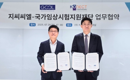 왼쪽부터 박인석 KoNET 이사장과 조관구 지씨씨엘 대표이사. 사진=GC