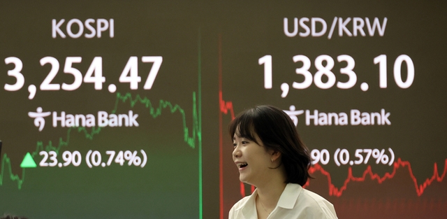 30일 서울 중구 하나은행 딜링룸에서 직원들이 업무를 보고 있다. 사진=연합뉴스