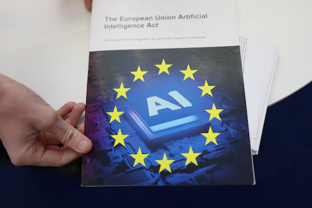 2025년 2월 5일 영국 런던 올림피아에서 열린 AI 및 빅데이터 엑스포 2025에 전시된 EU 인공지능(AI) 법 사본. 사진=로이터