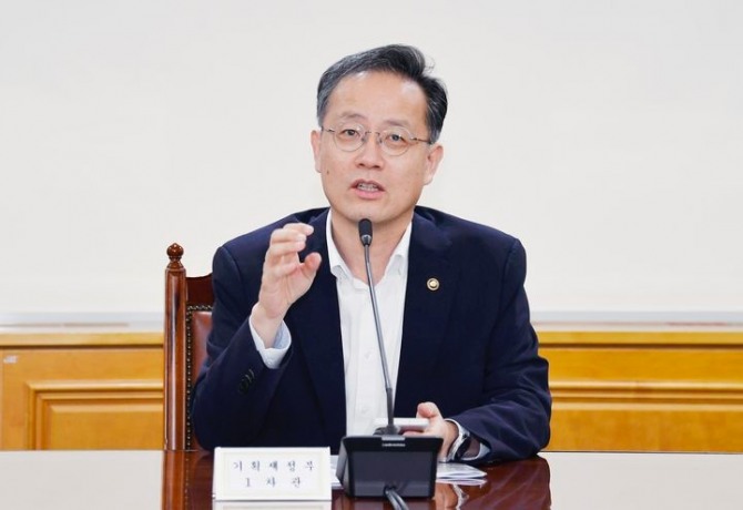 이형일 기획재정부 차관이 31일 서울 중구 은행연합회에서 '거시경제금융회의'를 주재하고 있다. 사진=기획재정부