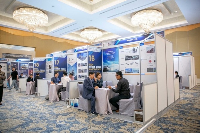 코트가가 30~31일 인도네시아 발리에서 ‘2025 KOREA-ASEAN Maritime Week’를 개최했다. 사진은 지난해 개최된 ‘2024 KOREA-ASEAN Maritime Week’에서 국내기업과 해외 바이어가 상담을 진행하는 모습. 사진=코트라