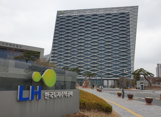 한국토지주택공사(LH)는 경상남도와 협업해 ‘지자체 협업형 중소기업 스마트공장 구축 지원사업’을 추진한다. 사진=LH