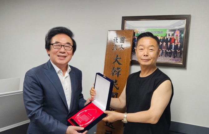 30일 김기덕 서울시의원이 김학래 대한민국방송코미디언협회장으로 부터 감사패를 받고 있다. 사진=서울시의회 
