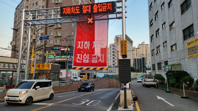 지난 29일 구로구 오류 지하차도 차량 진입 차단설비 가동 모습.사진=구로구청