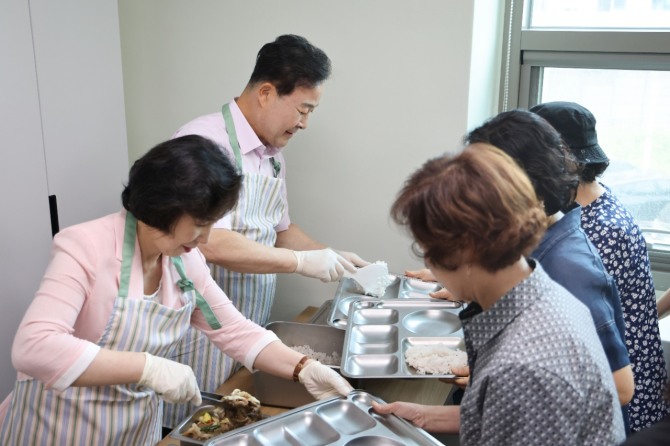 김성제 의왕시장이 리모델링된 장애인자립생활센터 시설 점검 후 배식봉사를 진행하고 있다. 사진=의왕시