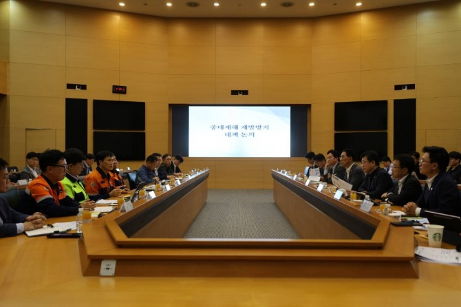 본사 방문에는 산재예방TF 김주영 단장과 박해철 간사, 박홍배·이훈기·정진욱 위원과 안호영 국회 환경노동위원회 위원장, 김영훈 고용노동부 장관이 함께했으며, 포스포그룹사에서는 장인화 포스코홀딩스 대표이사와 포스코이앤씨 등 8개사 대표이사가 자리했다.  사진=의원실