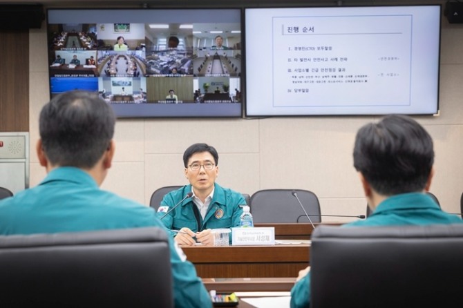 서성재 남부발전 부사장이 31일 ‘긴급 안전점검 회의’를 열고, 전사 발전시설물과 건설 작업에 대한 안전 위해 요소를 점검하고 있다. 사진=한국남부발전