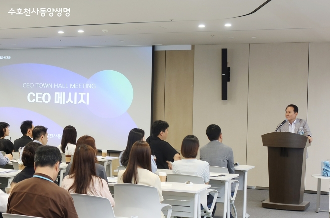 성대규 동양생명 대표이사가 1일 서울 종로구 그랑서울 본사에서 열린 취임 1개월 맞이 타운홀 미팅에서 인삿말을 하고 있다. 사진=동양생명 