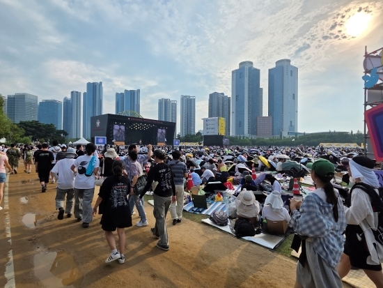 흙바닥으로 인해 비산먼지 천지.  사진=최재민 기자