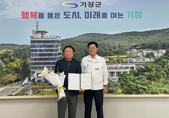 정종복 기장군수(오른쪽)가 지난달 31일 군수실에서 기장군군민축구단 최춘근 신임 단장(왼쪽)에게 위촉장을 수여했다. 사진=기장군