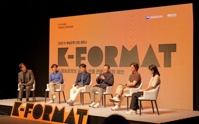 한국콘텐츠진흥원이 주최하고 포맷산업협의회가 후원한 ‘2025 K-방송포맷 산업 세미나’가 지난 7월 31일 서울 광화문 CKL스테이지에서 개최됐다. (왼쪽부터 방송통신대학교 이성민 교수, MBC 문형찬 PD, 스튜디오아예중앙 황오영 국장, 썸씽스페셜 황진우 대표, 디턴 박원우 대표, 포맷산업협의회 허정숙 회장) 사진=콘진원