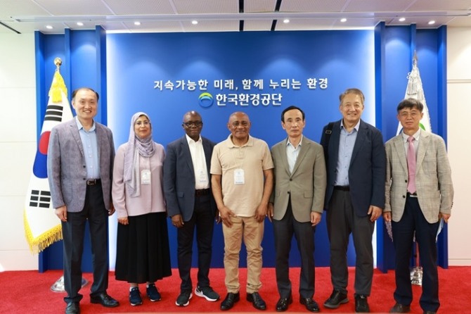 한국환경공단 본사를 방문한 가나 등 아프리카 4개국 관계자들이 정재웅 한국환경공단 자원순환이사(왼쪽 다섯 번째), 박천규 UNOSD 원장(왼쪽 여섯 번째) 등과 기념촬영하고 있다. 사진=한국환경공단