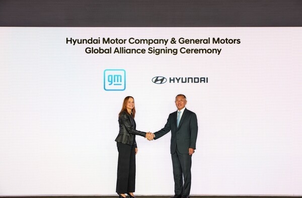 메리 바라 GM 회장 겸 CEO(왼쪽)와 정의선 현대차그룹 회장이 악수하고 있다. 사진=현대차그룹