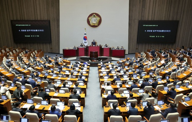 우원식 국회의장이 4일 국회 본회의에서 '방송3법(방송법·방송문화진흥회법·한국교육방송공사법 개정안)' 중 방송법 일부개정법률안을 상정하고 있다. 사진=연합뉴스