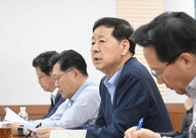 구윤철 부총리 겸 기획재정부 장관이 4일 서울 종로구 정부서울청사에서 서울청사와 세종청사간 화상으로 열린 기재부 확대간부회의를 주재하고 있다. 사진=연합뉴스 