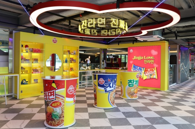 한강버스 압구정 선착장 내 오뚜기 ‘해피냠냠 라면가게’ 전경  /사진=오뚜기