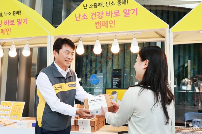 구본욱 KB손해보험 사장이 지난해 10월 저출생 문제 해결을 위한 ‘난소 건강 바로 알기’ 캠페인에 참여한 여성에게 난소 나이 자가검사 진단 키트를 전달하고 있다. 사진=KB손보