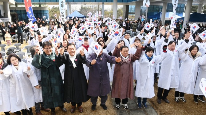지난 3월1일 수원박물관에서 열린 삼일절 기념행사 중 이재준 수원시장과 참석자들이 만세를 외치고 있다. 사진=수원시