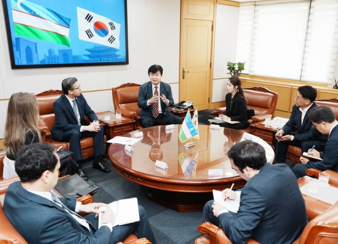 한국지역난방공사 정용기 사장(가운데)이 우즈베키스탄 알리쉐르 압두살로모프 대사 등과  'K 지역난방 진출을 논의하고 있다. 사진=한난