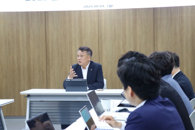 NH농협리츠운용은 지난 4일, 서울 여의도 소재 본사에서 상반기 경영성과 분석회의를 개최했다. 임정수 대표이사가 상반기 경영성과 분석회의를 주재하고 있다. 사진=NH금융지주