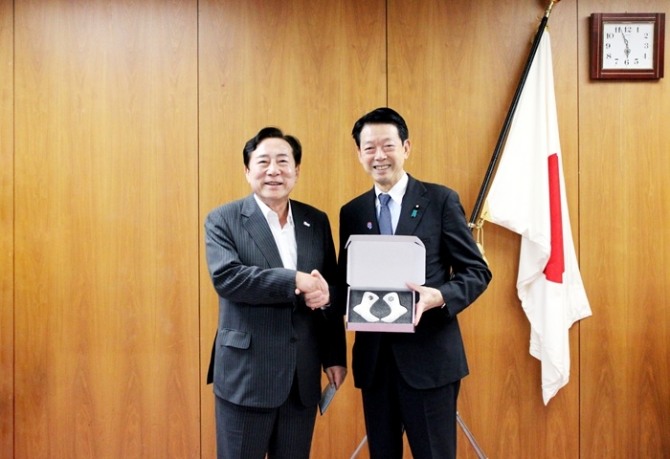 김기문 중소기업중앙회장(왼쪽)이 지난 1일 일본 도쿄에서 무토 요지 일본 경제산업성 대신과 만나 기념촬영을 하고 있다. 사진=중소기업중앙회