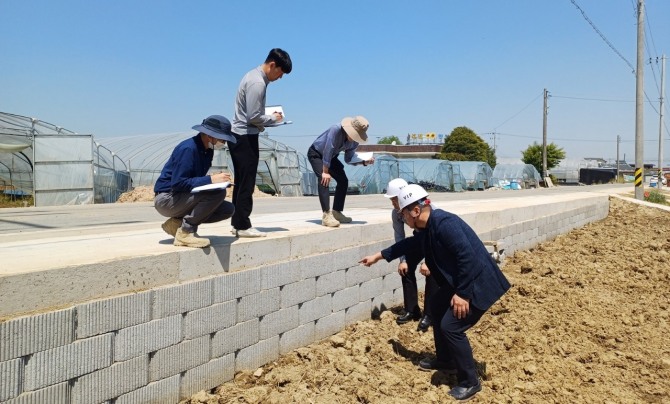 나주시가 부실시공을 예방하고 공사 품질을 높이기 위해 특별점검반을 운영했다.  사진=전남 나주시