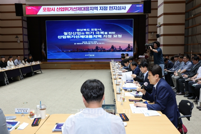 5일 이강덕 포항시장(오른쪽)이 철강산업 위기 대응을 위해 5일 포항을 방문한 산자부 관계자들에게 범정부 차원의 지원대책을 요구했다. 사진=포항시.