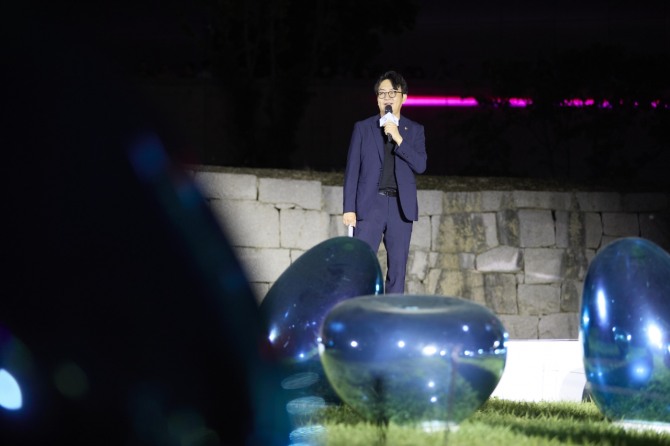 지난 달 31일 ‘서울라이트 DDP 2025 여름’ 개막식 행사에 참석한 이상욱 서울시의회 도시계획균형위원회 부위원장이 축사를 하고 있다. 사진=서울시의회 