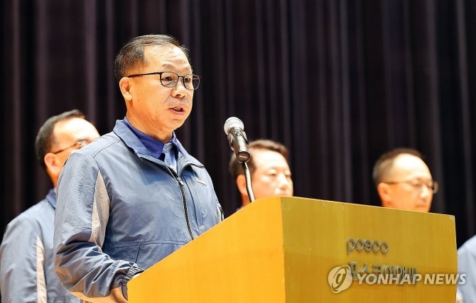 정희민 포스코이앤씨 대표가 5일 연이은 중대재해 사고에 책임을 지고 사의를 표명했다. 사진은 정희민 대표가 지난달 29일 인천 연수구 본사에서 공사현장 사망사고에 대한 담화문을 발표하는 모습. 사진=연합뉴스