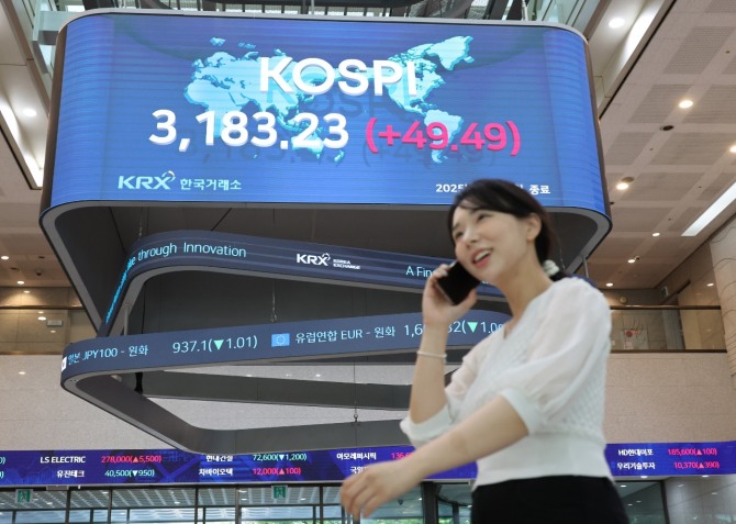 한국거래소가 하루 주식 거래시간 6시간 30분에서 12시간으로 연장하는 방안을 추진하고 있다. 사진=연합