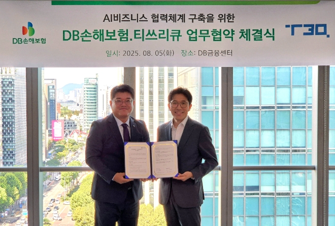 지난 5일 서울 강남구 DB금융센터에서 심진선(왼쪽) DB손해보험 본부장과 박병훈 T3Q 대표가 업무협약을 맺고 기념 촬영을 하고 있다. 사진=DB손보 