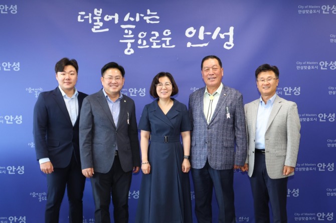 김보라 안성시장(가운데)이 시의회와 정례 차담회 후 기념촬영을 하고 있다. 사진=안성시