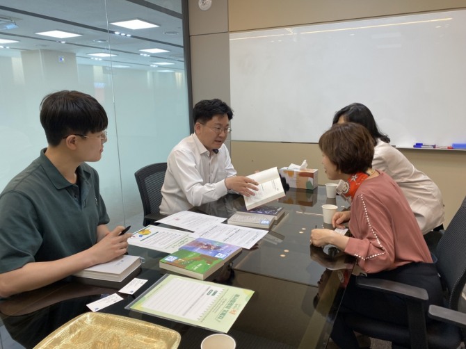 시흥 워크+북 프로그램을 통해근로자들이 독서릴레이에 참여하고 있다. 사진=시흥시
