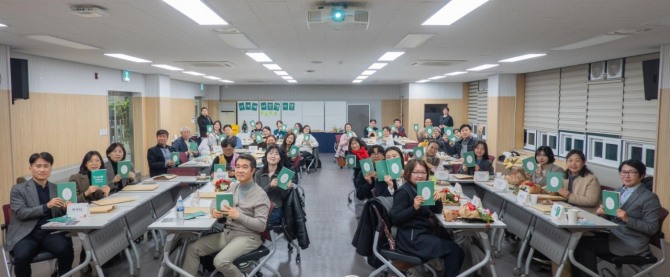 시흥 사람책은 함께 모여 의견을 나누며 발전방향을 찾아나가고 있다. 사진=시흥시