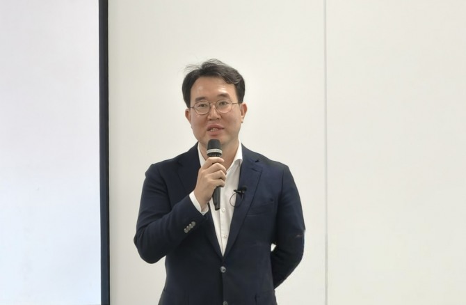 최종민 삼성전자 MX사업부 헬스 하드웨어 개발그룹 상무가 7일 서울 중구 삼성전자 기자실에서 갤럭시워치8의 강화된 건강관리 기능에 대해 설명하고 있다. 사진=장용석 기자