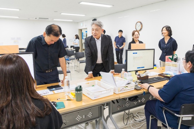 인천광역시 계양구는 ‘민생회복 소비쿠폰’ 신청이 시작된 지 약 보름 만에 전체 대상자의 95%가 넘는 26만여 명이 신청을 완료했으며, 약 443억 원의 소비쿠폰이 지역 내에 지급됐다고 7일 밝혔다. 사진=계양구
