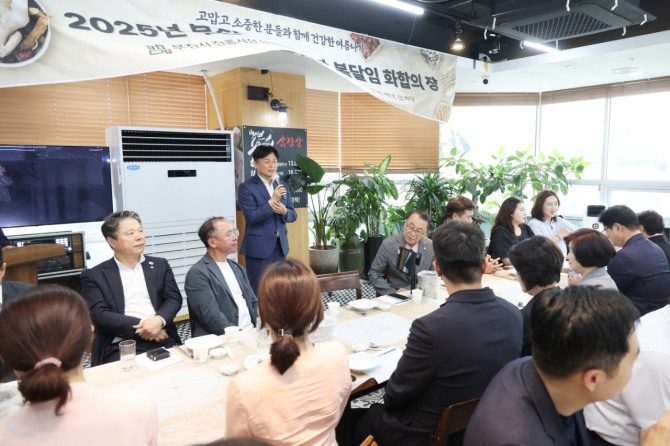 지난 6일 조용익 부천시장이 상인들에게 감사와 격려의 말을 전하고 있다.  사진=부천시