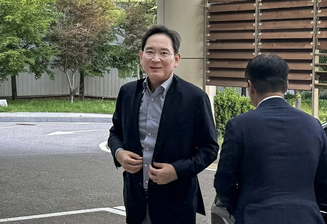 이재용 삼성전자 회장이 지난달 말 서울 강서구 서울김포비즈니스항공센터(SGBAC)를 통해 워싱턴으로 출국하고 있다. 사진=연합뉴스
