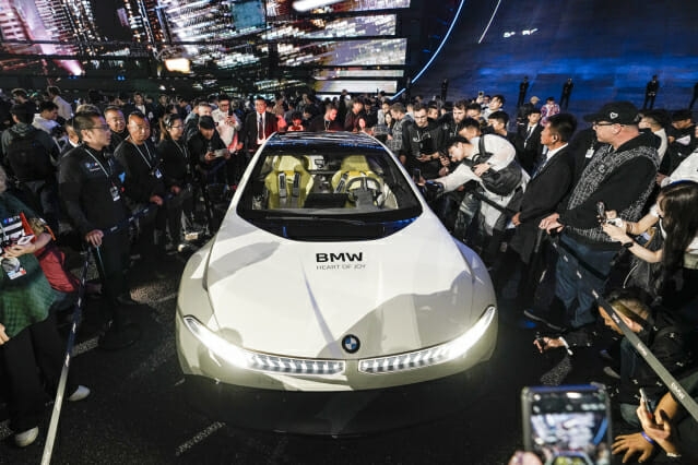 지난 4월 오토 상하이에서 짜릿한 퍼포먼스를 선보였던 BMW 노이어 클라쎄 사진=BMW