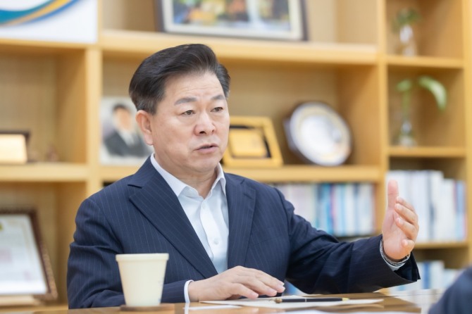 박승원 광명시장이 지난 6일 시장실에서 언론과 인터뷰를 하고 있다. 사진=광명시