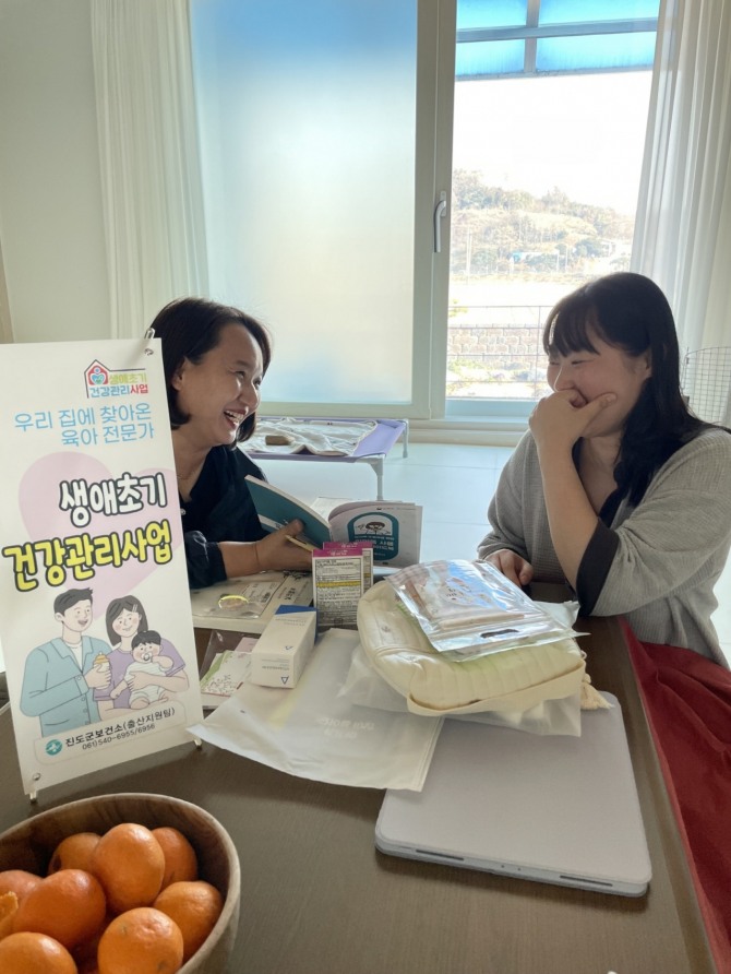 진도군이 건강한 출산과 안정적인 육아 환경을 조성하기 위해 임산부와 영유아 가정을 대상으로 진행하는 ‘생애초기 건강관리사업’이 큰 호평을 받고 있다. 사진=전남 진도군