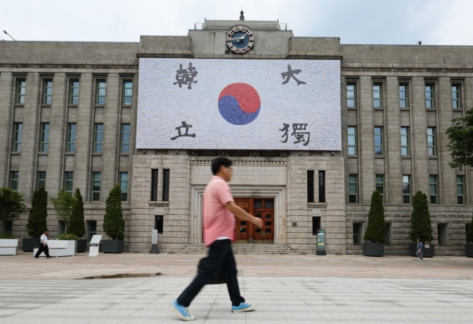 광복절을 일주일 앞둔 8일 서울 중구 서울도서관 꿈새김판에 '대한독립'이 적힌 대형 태극기가 게시되어 있다. 사진=뉴시스