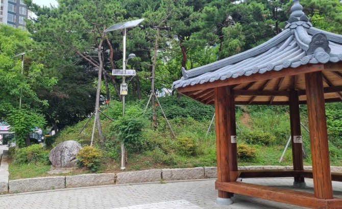 공원에 설치된 ‘태양광 해충퇴치기’. 사진=인천 계양구